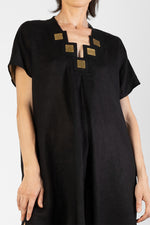 Leinoa - Deep neck kaftan with square gold plat embellishment