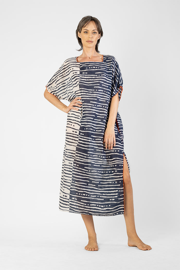 Jinelle - Complementary color long dress with pleated sleeves