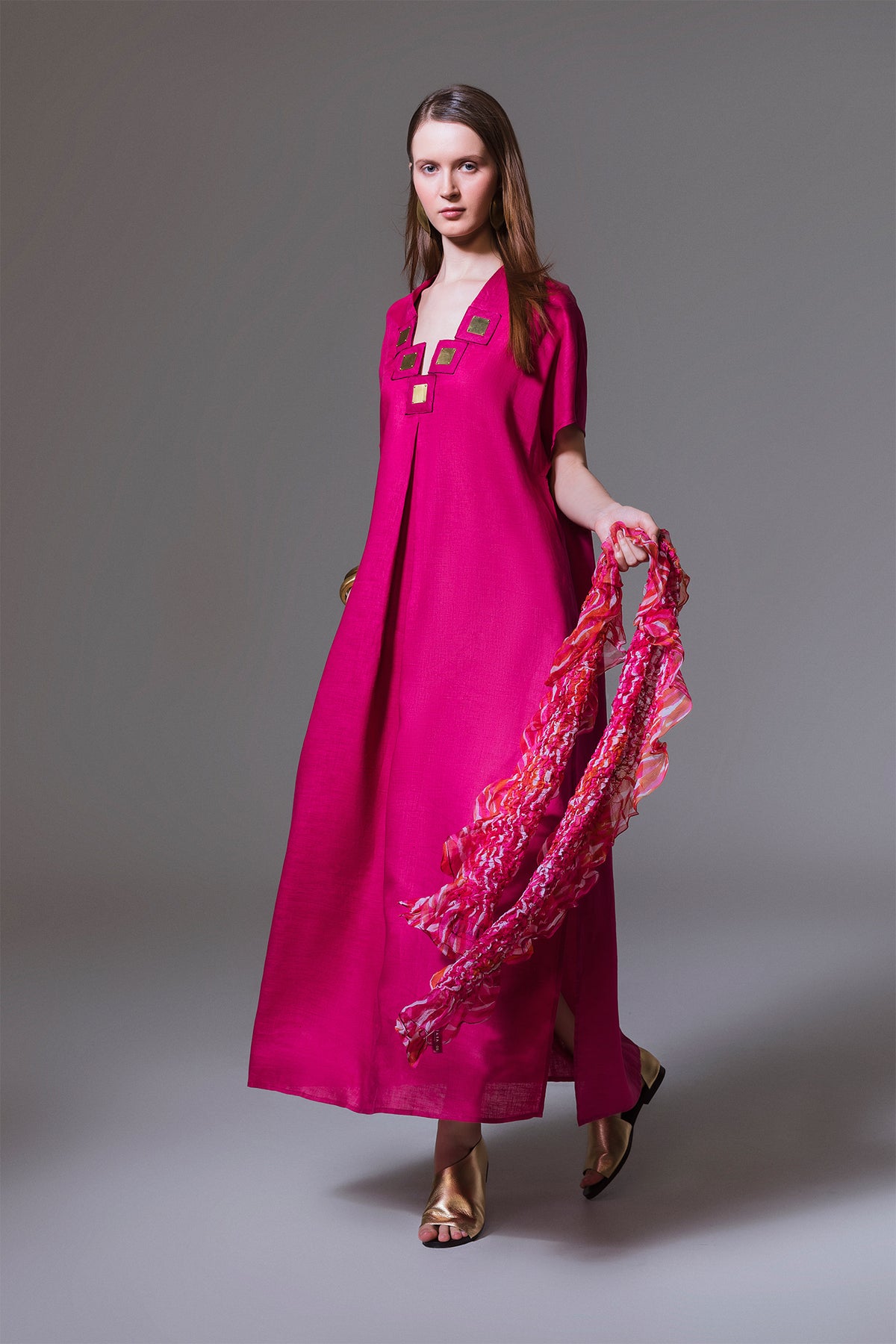 Leinoa - Deep neck kaftan with square gold plat embellishment