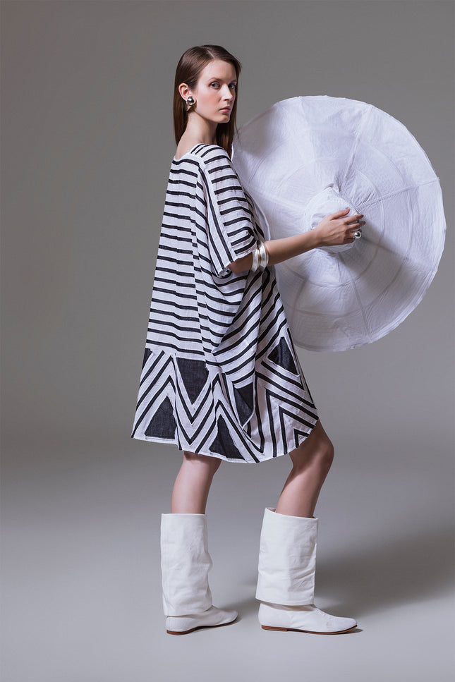 Ayleen - Oversized Tunic with Graphic Appliqué