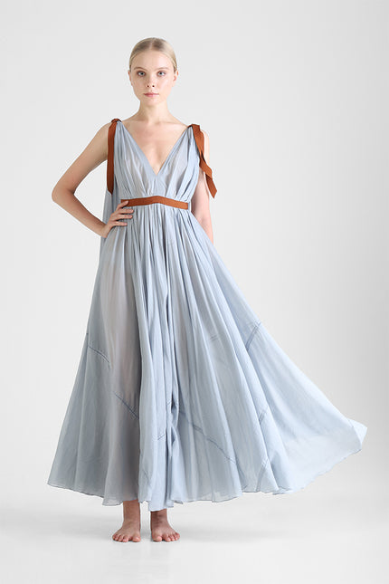 Hyma - Sleeveless long dress with train