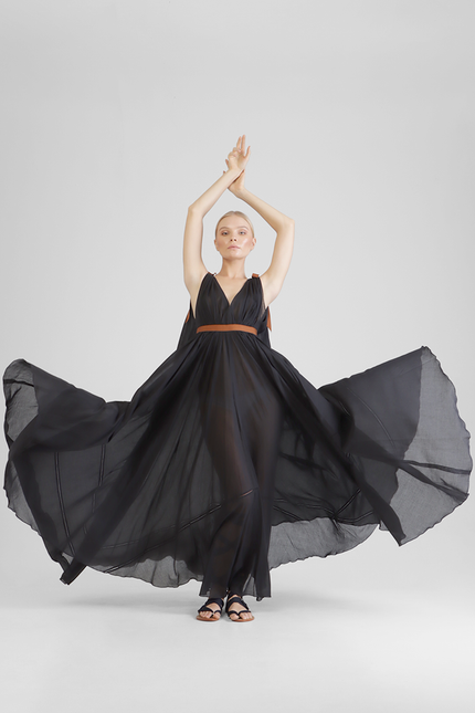 Hyma - Sleeveless long dress with train