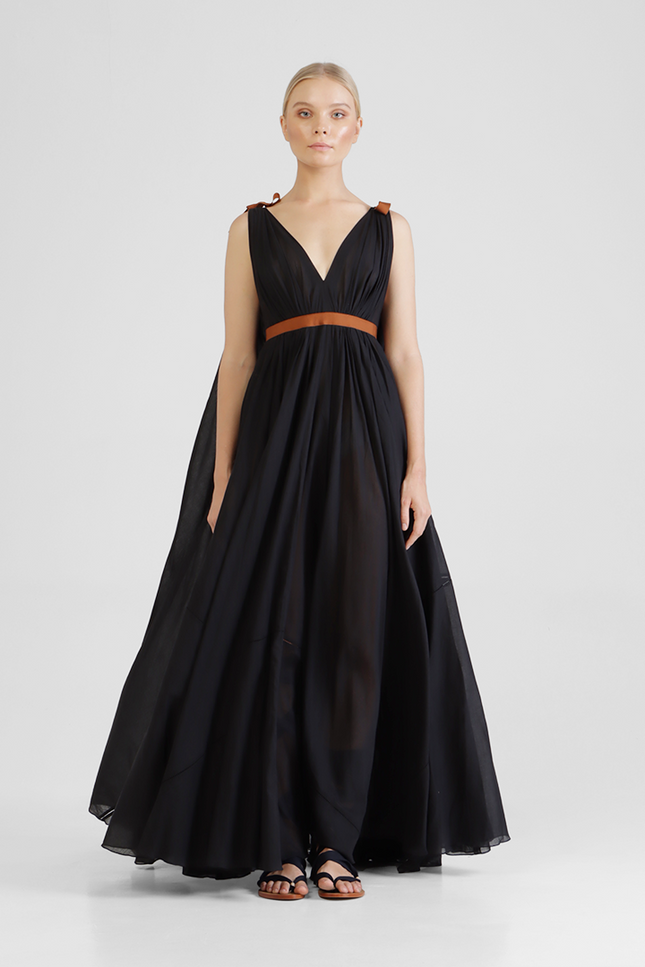 Hyma - Sleeveless long dress with train