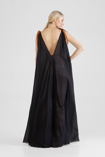Hyma - Sleeveless long dress with train